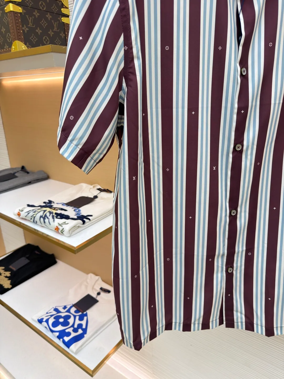 LOUIS VUITTON striped short-sleeved shirt ●Original version: Purchased and developed for 10300 ●Item number: 1682488-A45 ●Fabric: cotton blended fabric ●Technology: made on positioning cutting machine ●Color: brown ●Version: fitted version ●Weight: about 185 grams ●Size: S-M-L-XL ●Description: This style of LOUIS VUITTON striped short-sleeved shirt is made of high-quality woven fabric as the base, and uses direct-injection technology to restore the classic striped pattern. The color reproduction is high, the pattern is delicate and firm, and it is not easy to fade or smudge. The splicing parts of the body are all processed by hand-made overlock sewing technology, and the stitching is smooth and dense, which effectively prevents the edges of the fabric from fuzzing and improves the overall durability. The shirt has a standard lapel shape, with a crisp collar that is not easily deformed. Customized hardware is used for the buttons at the placket, which has a thick texture and good gloss. The length, bust and other sizes increase from S to XL. The measurement error of 1~3CM is within the normal range. It is recommended to hand wash and maintain it to maintain the shape and pattern. It can be easily used in both leisure and light business scenes. The overall wiring is straight and delicate, the fabric is comfortable and soft, and the color is consistent without color difference. It can be matched with the same style to create a fashionable look and control various occasions. Customized accessories, complete with three standards, same style for men and women!